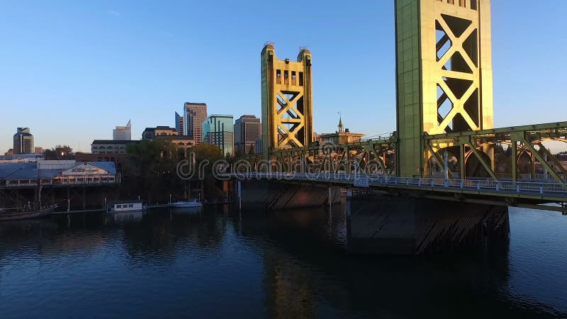 Horizon du centre de la Californie de capitale du fleuve Sacramento de pont de tour