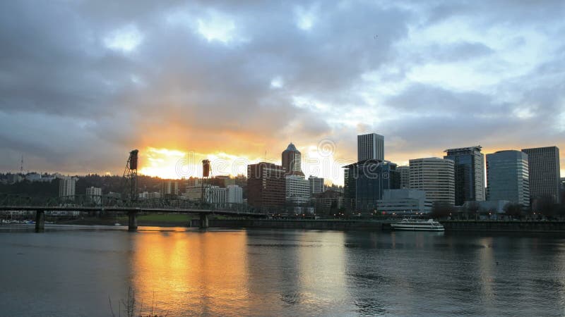 Horizon du centre de ville de Portland Orégon avec les nuages et les rayons de soleil mobiles au laps de temps de coucher du solei