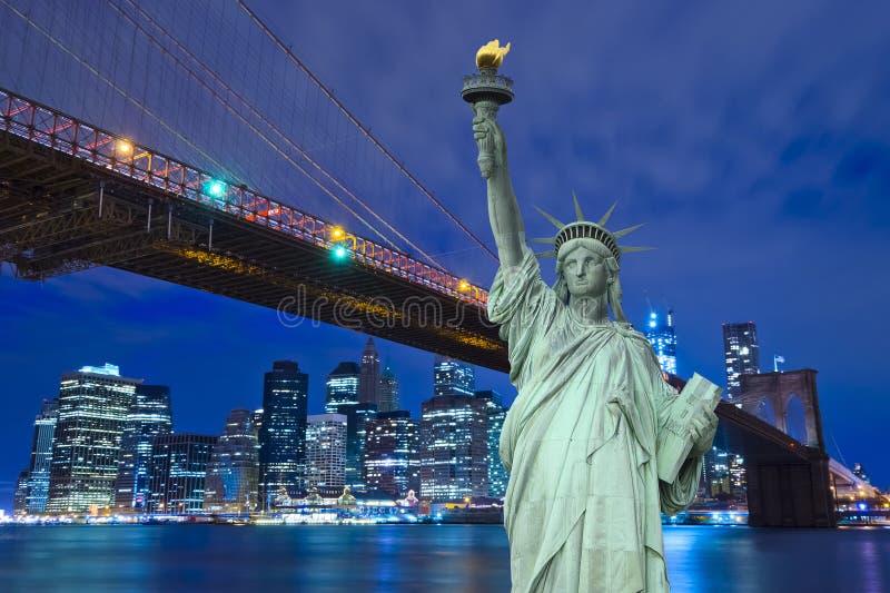 Horizon et Liberty Statue de New York la nuit, NY, Etats-Unis images libres de droits Horizon et Liberty Statue de New York la nuit, NY, Etats-Unis images libres de droits