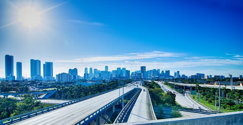 Horizon et rues de ville de Miami la Floride images libres de droits Horizon et rues de ville de Miami la Floride images libres de droits