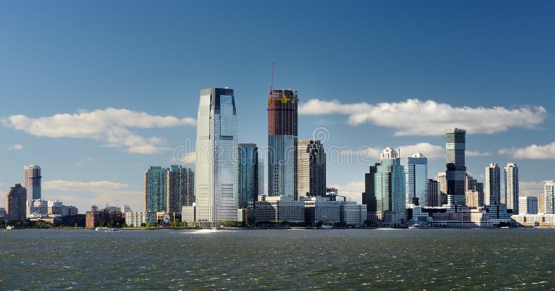 Horizon met beroemde wolkenkrabbers van de Rivier van New Jersey en van het Oosten Waterreis aan het eiland van Vrijheid royalty-vrije stock afbeelding Horizon met beroemde wolkenkrabbers van de Rivier van New Jersey en van het Oosten Waterreis aan het eiland van Vrijheid royalty-vrije stock afbeelding