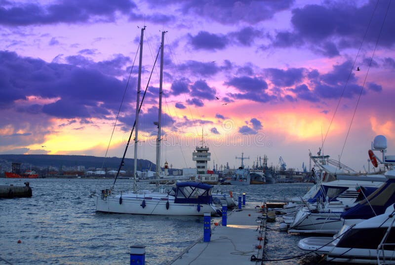 Horizon pittoresque de coucher du soleil au-dessus de pilier de yacht images libres de droits Horizon pittoresque de coucher du soleil au-dessus de pilier de yacht images libres de droits