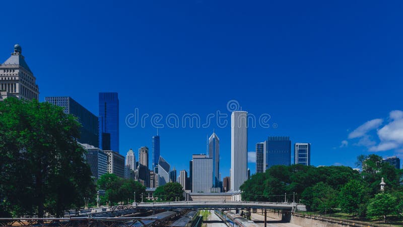 Horizon van Chicago, de V.S. met brug over treinsporen stock afbeelding Horizon van Chicago, de V.S. met brug over treinsporen stock afbeelding