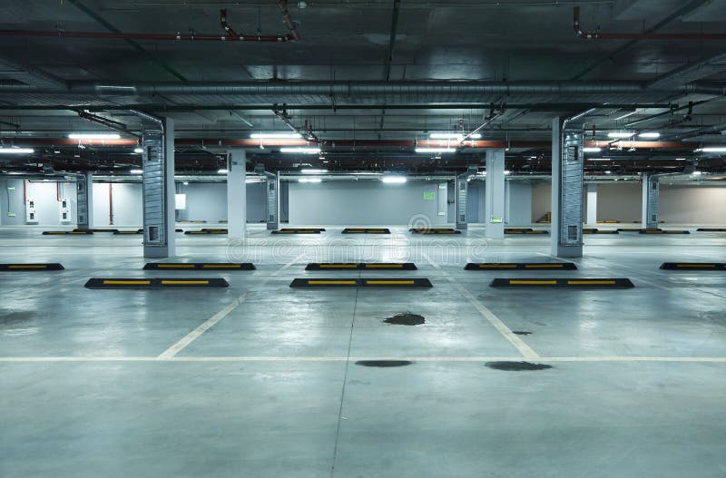 Horizontaal beeld van de lege ondergrondse parkeerplaats stock fotografie