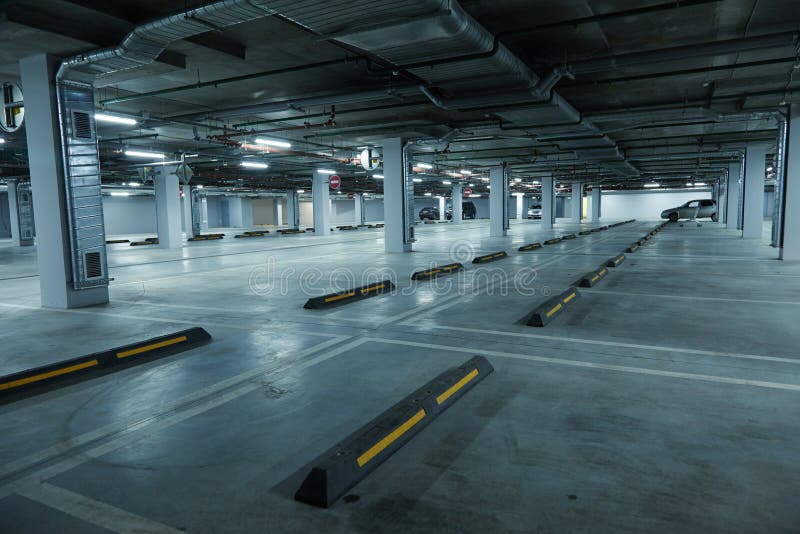 Horizontaal beeld van de lege ondergrondse parkeerplaats royalty-vrije stock foto