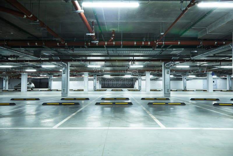 Horizontaal beeld van lege ondergrondse parkeerplaats royalty-vrije stock fotografie