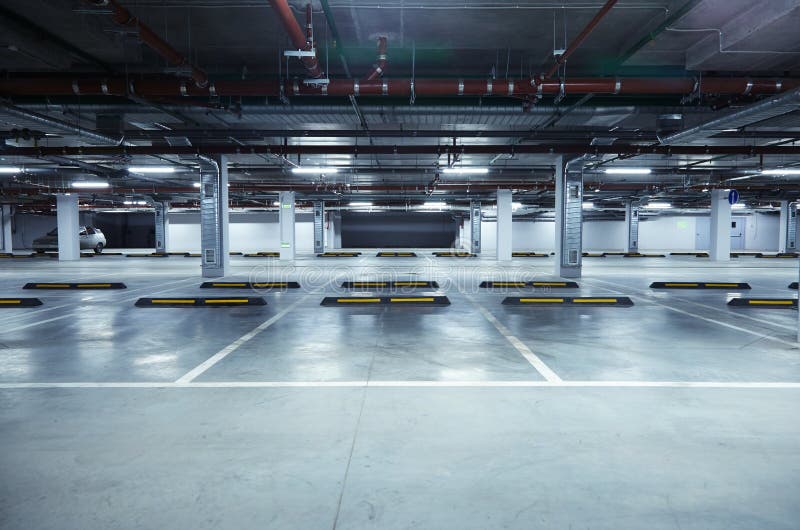 Horizontaal beeld van lege ondergrondse parkeerplaats stock afbeelding