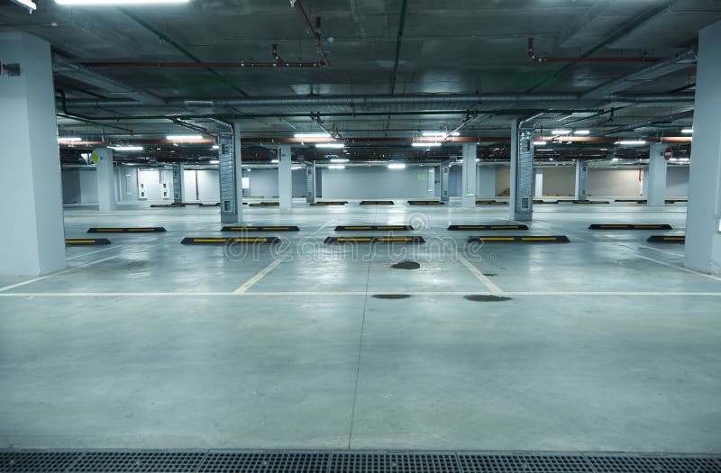 Horizontale afbeelding van een lege ondergrondse parkeergarage royalty-vrije stock fotografie