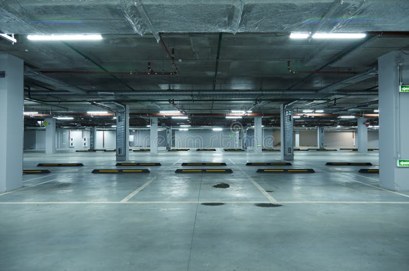 Horizontaal beeld van lege ondergrondse parkeerplaats stock fotografie