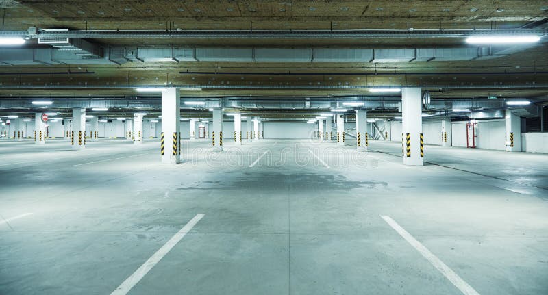 Horizontaal beeld van schone witte ondergrondse parkeerplaats royalty-vrije stock foto's