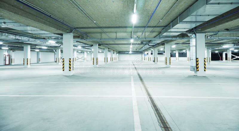 Horizontale afbeelding van een schone, witte ondergrondse parkeergarage royalty-vrije stock foto