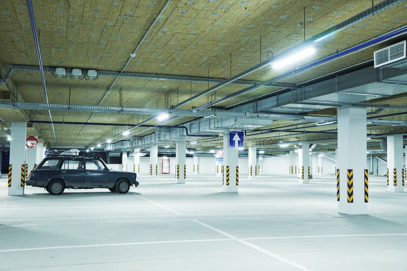 Horizontaal beeld van schone witte ondergrondse parkeerplaats stock afbeeldingen