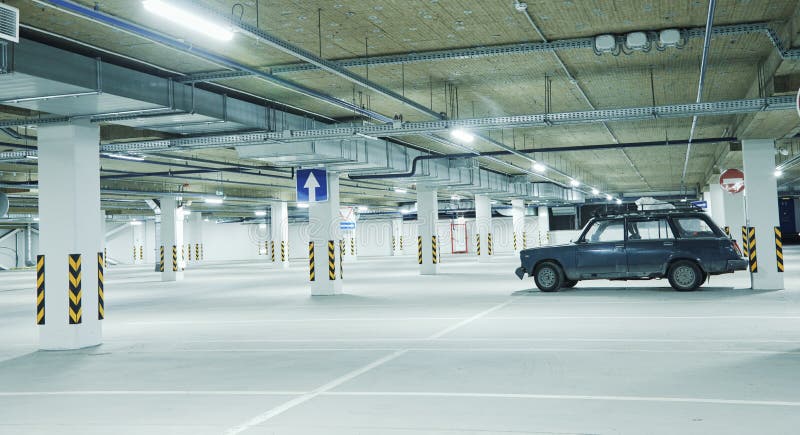 Horizontaal beeld van schone witte ondergrondse parkeerplaats stock foto