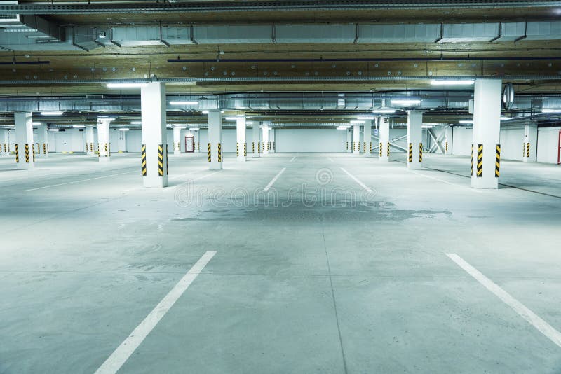 Horizontaal beeld van schone witte ondergrondse parkeerplaats stock afbeeldingen