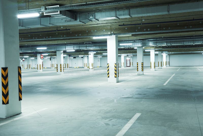 Horizontaal beeld van schone witte ondergrondse parkeerplaats stock afbeelding