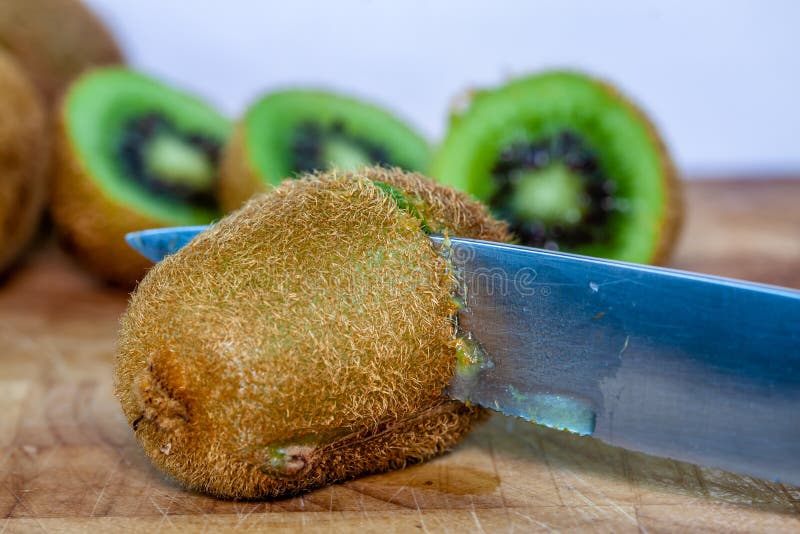 Horizontaal schot van vruchten van de messen de scherpe kiwi stock afbeeldingen Horizontaal schot van vruchten van de messen de scherpe kiwi stock afbeeldingen