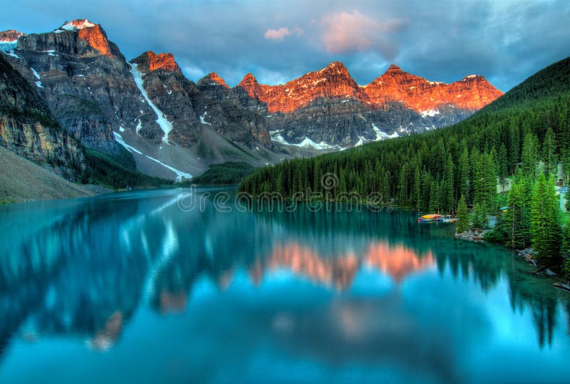 Horizontal coloré de lever de soleil de lac moraine image libre de droits Horizontal coloré de lever de soleil de lac moraine image libre de droits