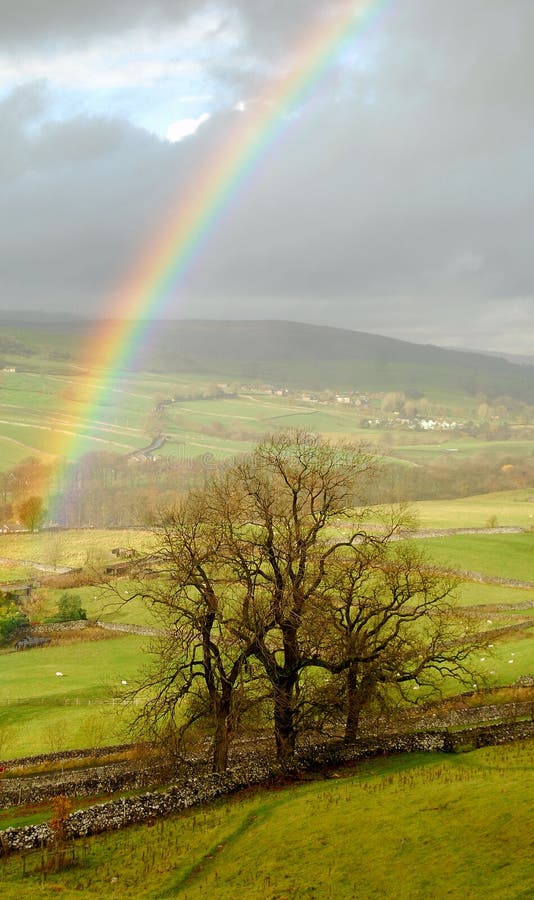 Horizontal d'arc-en-ciel en vallées de Yorkshire image stock Horizontal d'arc-en-ciel en vallées de Yorkshire image stock