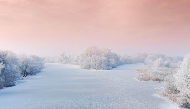 Horizontal de l'hiver avec le fleuve figé photo libre de droits Horizontal de l'hiver avec le fleuve figé photo libre de droits