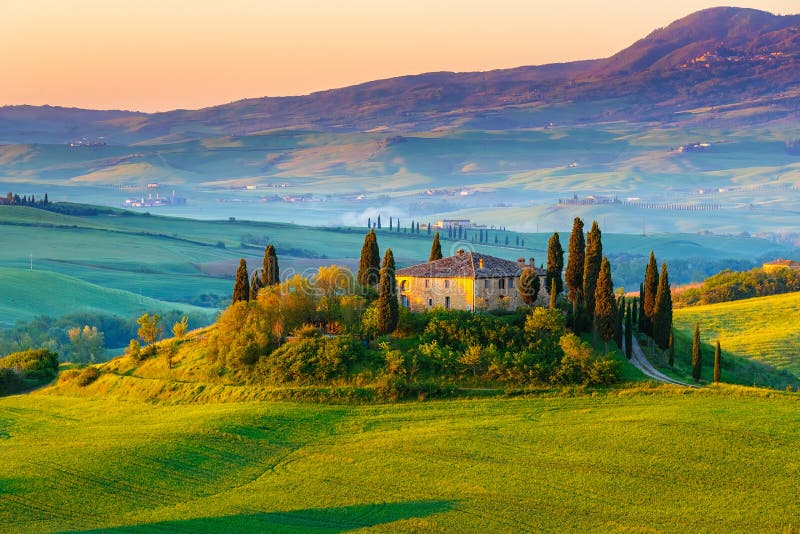 Horizontal de la Toscane au lever de soleil image libre de droits Horizontal de la Toscane au lever de soleil image libre de droits
