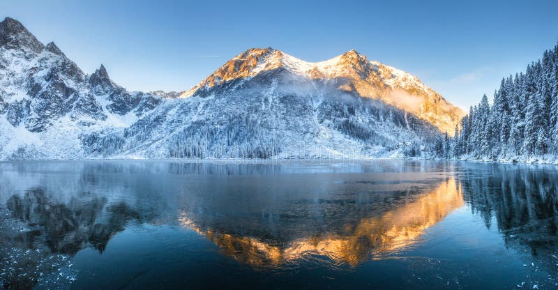 Horizontal de montagne de l'hiver image stock Horizontal de montagne de l'hiver image stock
