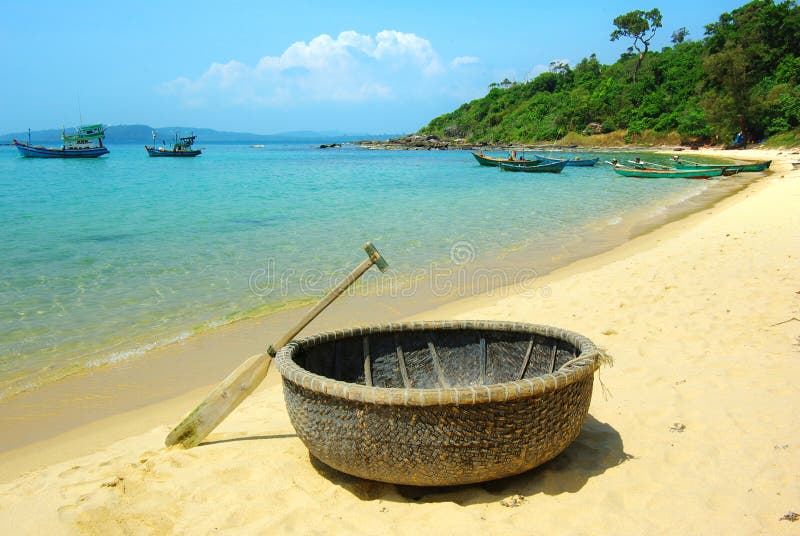 Horizontal pittoresque de mer avec le bateau tribal photographie stock libre de droits Horizontal pittoresque de mer avec le bateau tribal photographie stock libre de droits