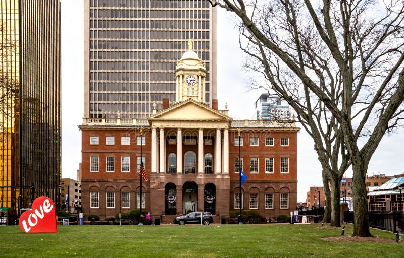 Horizontal view of the Federal style Old State House in downtown Hartford. Built by Bulfinch