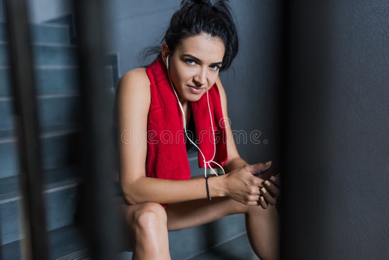 Horizontale Ansicht der sportlichen attraktiven brunette Frau mit rotem Tuch auf Hals, nachdem Training in der Turnhalle auf der stockbilder Horizontale Ansicht der sportlichen attraktiven brunette Frau mit rotem Tuch auf Hals, nachdem Training in der Turnhalle auf der stockbilder