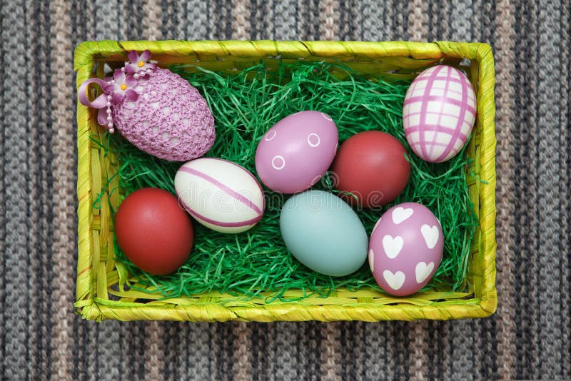 Horizontale foto van een een Pasen-nest/Pasen-mand met kleurrijke pastelkleureieren stock afbeelding Horizontale foto van een een Pasen-nest/Pasen-mand met kleurrijke pastelkleureieren stock afbeelding
