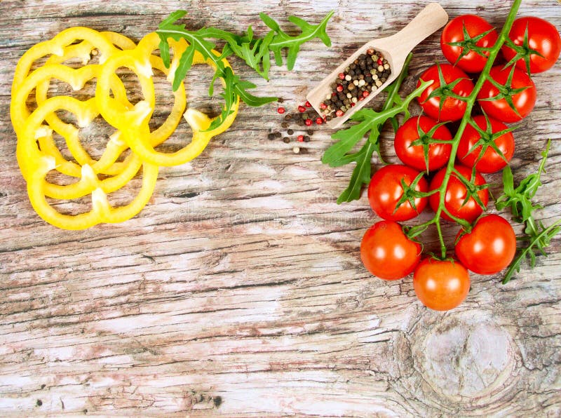 Horizontale Lebensmittelfahne mit Kirschtomaten, gelbem Paprika, Arugula und Pfefferkörnern auf hölzernem Hintergrund Leerer Plat lizenzfreie stockbilder Horizontale Lebensmittelfahne mit Kirschtomaten, gelbem Paprika, Arugula und Pfefferkörnern auf hölzernem Hintergrund Leerer Plat lizenzfreie stockbilder