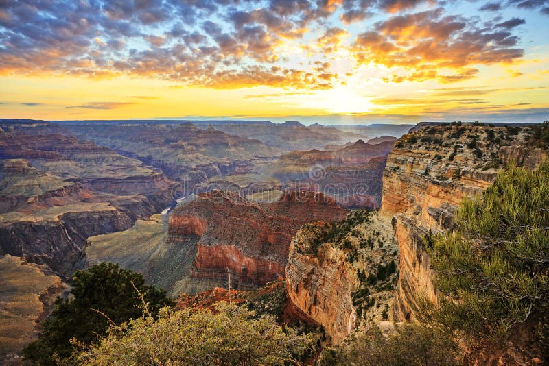 Horizontale mening van beroemd Grand Canyon bij zonsopgang