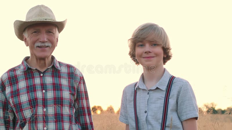 Horizontalschuss. fröhlicher Senior Mann und Junge im Roggen. glücklicher Großvater und Enkel auf dem Feld. männlich