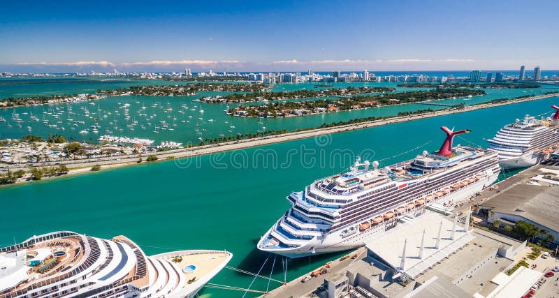 Horizonte aéreo de Miami con el puerto y los barcos de cruceros, la Florida - los E.E.U.U.