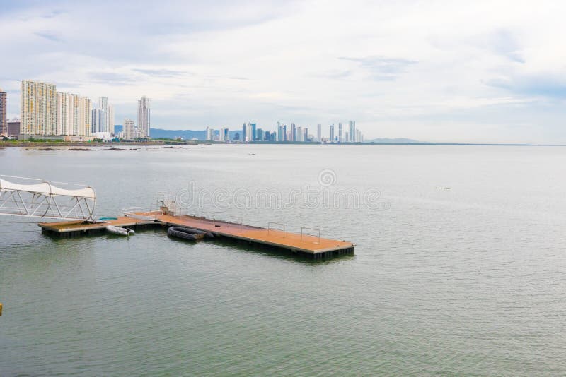 Horizonte ciudad de Panamá de la costa este fotografía de archivo