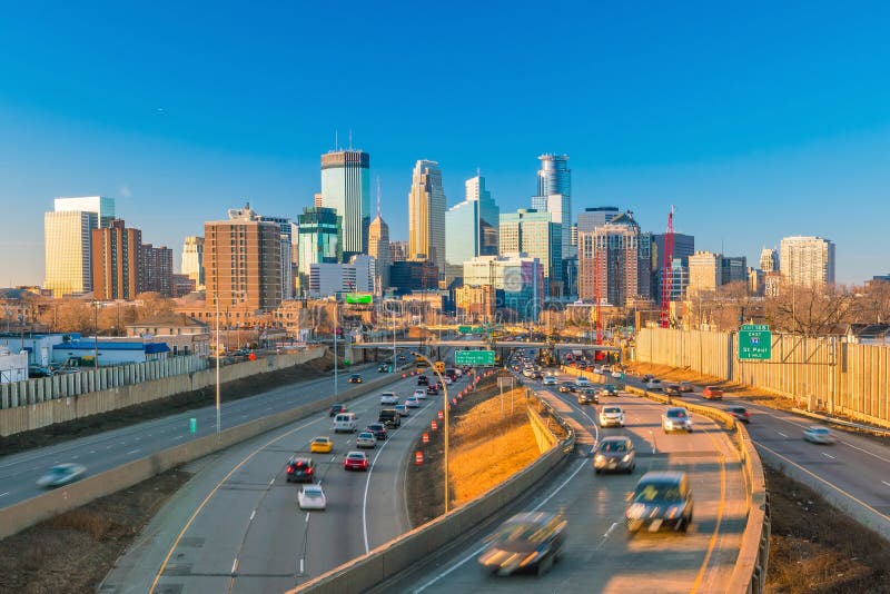 Horizonte céntrico de Minneapolis en Minnesota, los E.E.U.U. foto de archivo libre de regalías Horizonte céntrico de Minneapolis en Minnesota, los E.E.U.U. foto de archivo libre de regalías
