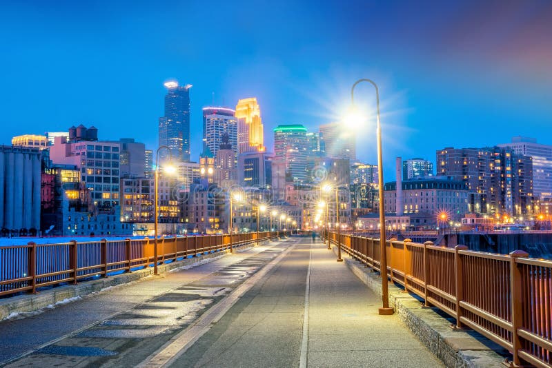 Horizonte céntrico de Minneapolis en Minnesota, los E.E.U.U. imagen de archivo libre de regalías Horizonte céntrico de Minneapolis en Minnesota, los E.E.U.U. imagen de archivo libre de regalías