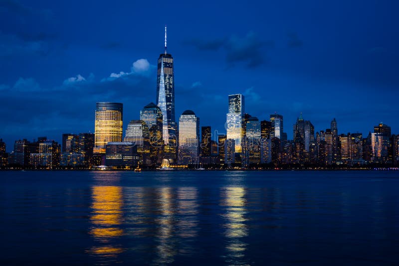 Horizonte céntrico de New York City Manhattan con los rascacielos iluminados sobre el panorama de Hudson River
