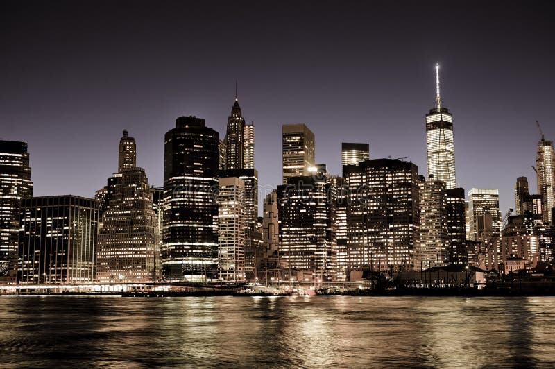 Horizonte céntrico de New York City Manhattan en la noche fotos de archivo Horizonte céntrico de New York City Manhattan en la noche fotos de archivo