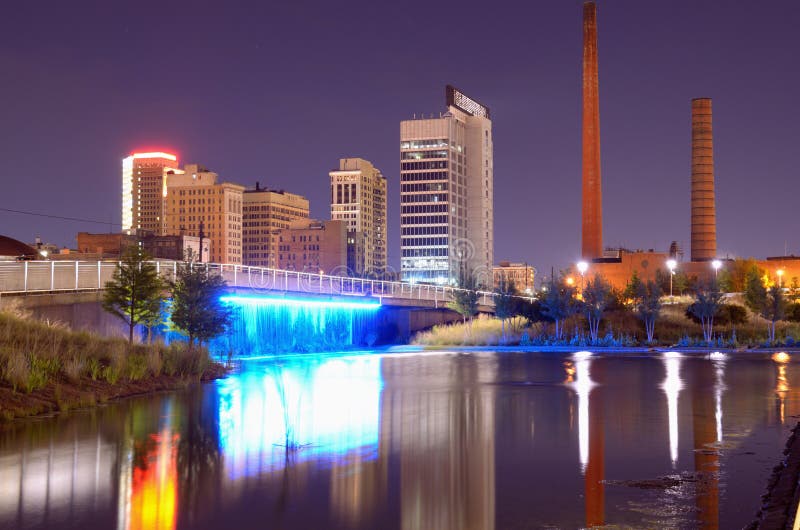 Horizonte De Birmingham, Alabama Foto de archivo Imagen de luces