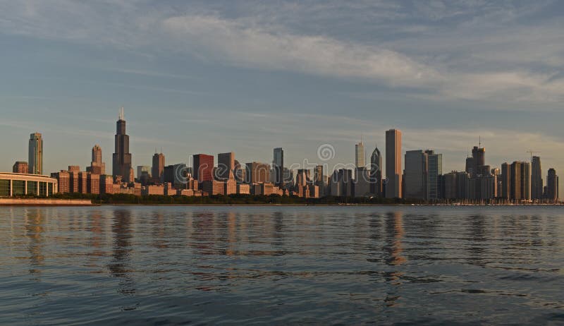 Horizonte de Chicago a orillas del lago incluyendo Torre Sears y el lago Michigan fotos de archivo Horizonte de Chicago a orillas del lago incluyendo Torre Sears y el lago Michigan fotos de archivo