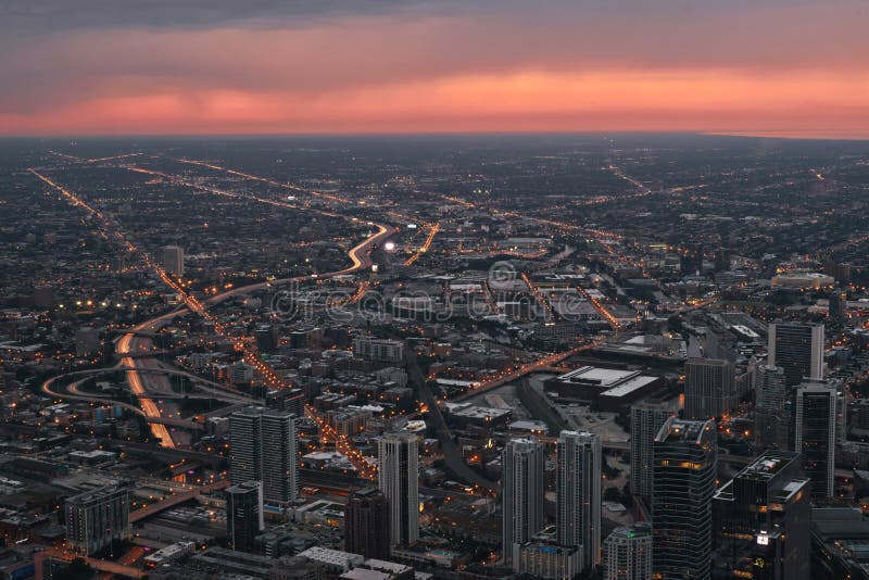 Horizonte de Chicago, paisaje urbano desde arriba Tomado de Skydeck Willis Tower durante puesta del sol, oscuridad Los E.E.U.U., fotografía de archivo libre de regalías Horizonte de Chicago, paisaje urbano desde arriba Tomado de Skydeck Willis Tower durante puesta del sol, oscuridad Los E.E.U.U., fotografía de archivo libre de regalías