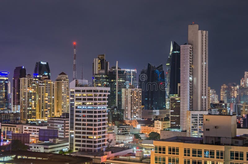 Horizonte de ciudad de Panamá en la noche fotografía de archivo libre de regalías