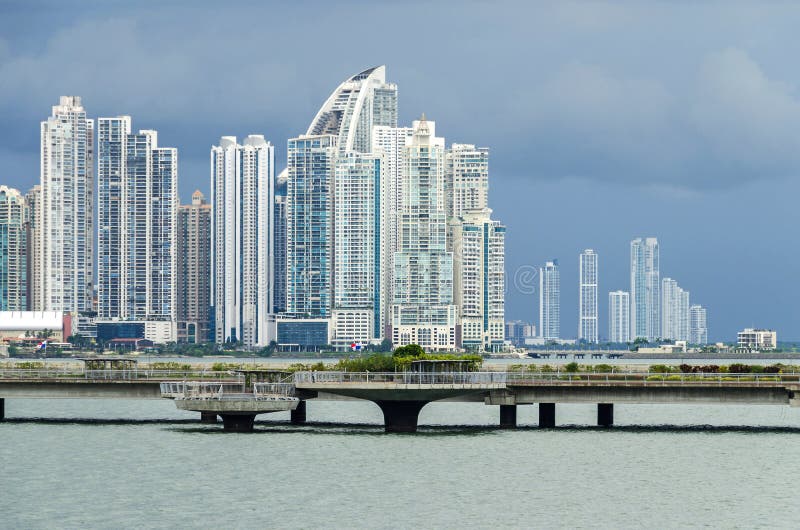 Horizonte de ciudad de Panamá en un día nublado imagen de archivo libre de regalías