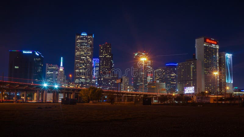 Horizonte de Dallas en la noche foto de archivo Horizonte de Dallas en la noche foto de archivo
