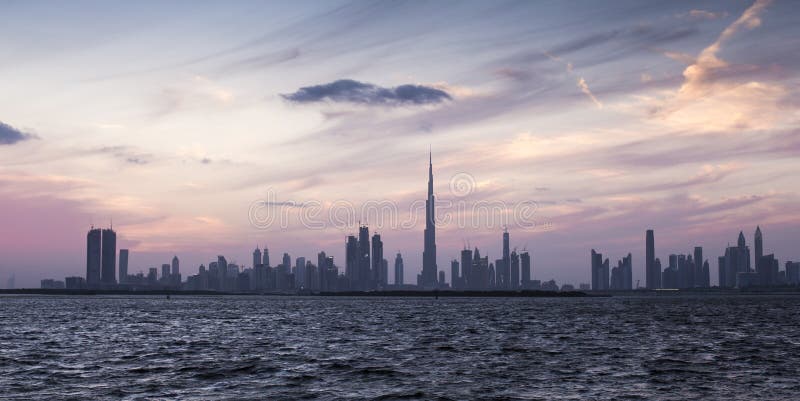 Horizonte de Dubai en la puesta del sol fotografía de archivo libre de regalías Horizonte de Dubai en la puesta del sol fotografía de archivo libre de regalías