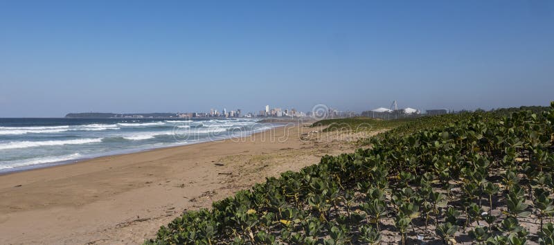 Horizonte de Durban, Suráfrica de una playa septentrional imagen de archivo Horizonte de Durban, Suráfrica de una playa septentrional imagen de archivo