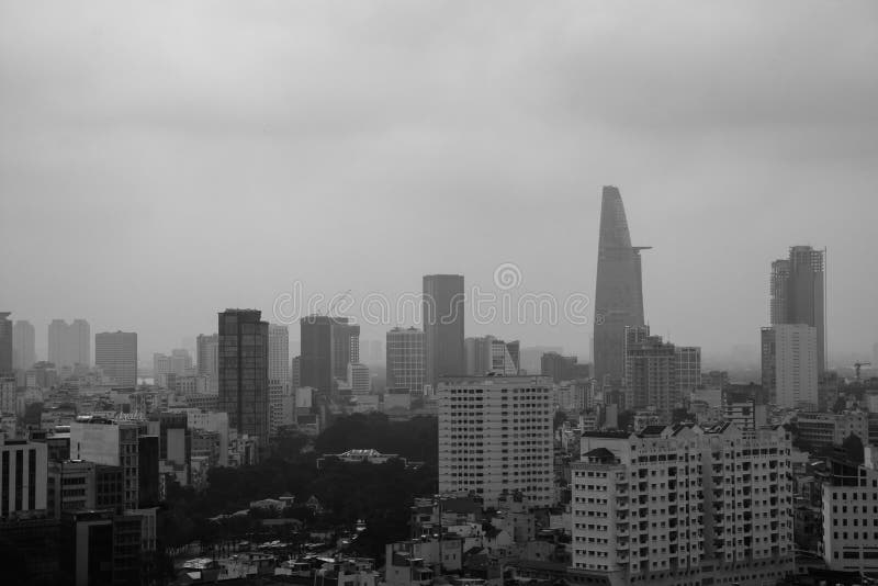 Horizonte de Ho Chi Minh City por mañana de niebla fotos de archivo libres de regalías Horizonte de Ho Chi Minh City por mañana de niebla fotos de archivo libres de regalías