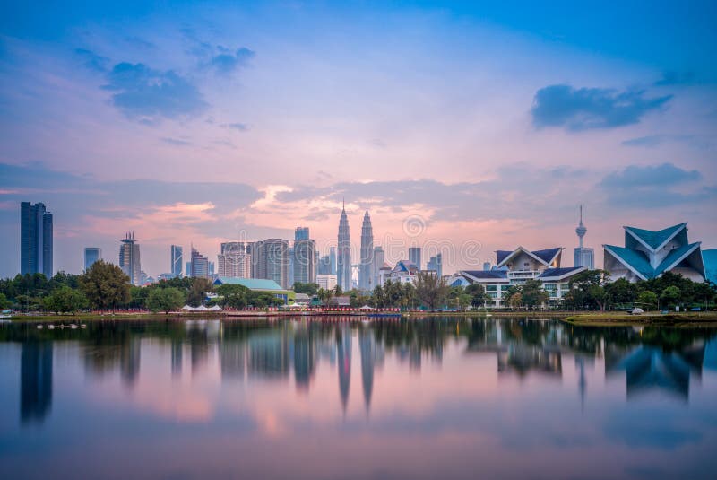 Horizonte de Kuala Lumpur por el lago en la oscuridad fotografía de archivo libre de regalías Horizonte de Kuala Lumpur por el lago en la oscuridad fotografía de archivo libre de regalías