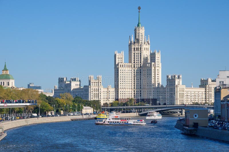 Horizonte de la ciudad con vistas del rascacielos del ` s de Stalin, Moscú, Rusia imágenes de archivo libres de regalías Horizonte de la ciudad con vistas del rascacielos del ` s de Stalin, Moscú, Rusia imágenes de archivo libres de regalías