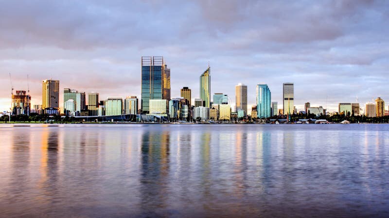 Horizonte de la ciudad de Perth por la tarde, con el río del cisne como primero plano fotos de archivo Horizonte de la ciudad de Perth por la tarde, con el río del cisne como primero plano fotos de archivo